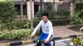焉栩嘉带娃之骑自行车,长腿嘉嘉骑上小童车,大秀车技,太可爱了!